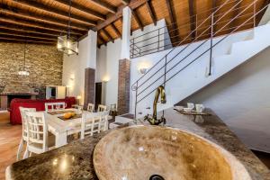 Posedenie v ubytovaní Hacienda Roche Viejo