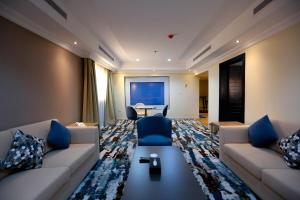 sala de estar con sofá y mesa. en Bait Aldiyafah Hotel Apartments en Yeda