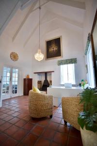 - un salon avec deux chaises et une cheminée dans l'établissement Cosimi Guest House, à Durbanville