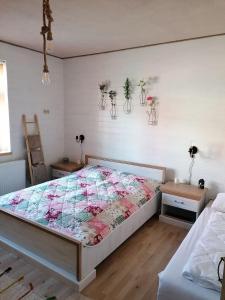 um quarto com uma cama com flores na parede em Apartmán Trstinka em Trstené