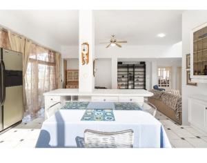 馬可波羅的住宿－Artemis Villa near Athens airport，白色的厨房配有桌子和冰箱
