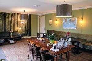 a living room with a table and a couch at Bed and Breakfast De Grote Byvanck in Westervoort