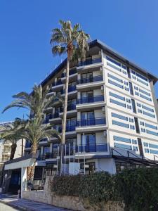 un edificio con palmeras delante en Sette Serenity Hotel en Alanya