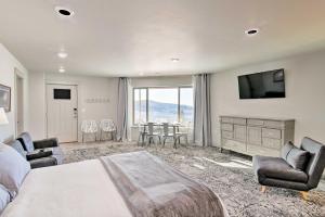 1 dormitorio con 1 cama, mesa y sillas en Anchorage Getaway with Mtn Views Less Than 5 Mi to Zoo!, en Anchorage