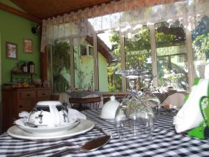 een eettafel met een geruite tafelkleed erop bij Pousada Stohler Haus in Penedo