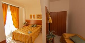 Llit o llits en una habitació de Hotel Solaria