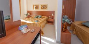 Llit o llits en una habitació de Hotel Solaria
