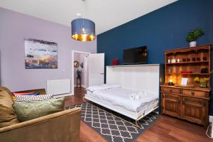 uma sala de estar com uma cama e um sofá em Lovely Abode in Newcastle - Sleeps 4 em Newcastle upon Tyne