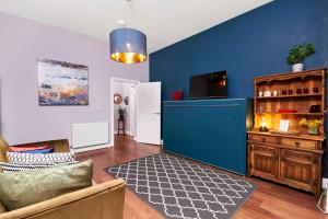Televisyen dan/atau pusat hiburan di Lovely Abode in Newcastle - Sleeps 4 - Ground Floor +4 gambar