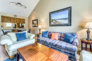 Sala de estar con 2 sofás y mesa en Creekwatch 1245, en Seabrook Island
