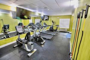 Best Western Plus Orlando Lake Buena Vista South Inn & Suites的健身中心和/或健身设施
