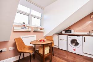 pralnia ze stołem, pralką i suszarką w obiekcie Beautiful Chique Apartment - Sleeps 2 w mieście Newcastle upon Tyne