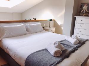 A bed or beds in a room at Bravissimo Home & Bike Girona
