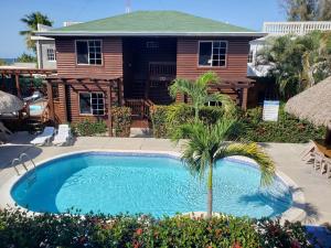 una pequeña piscina frente a una casa en Hotel Playa Caribe, en Tela