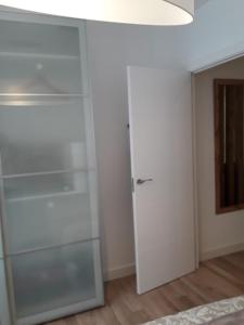 Armario blanco con puerta de cristal en una habitación en Céntrico y con encanto en tierra de vinos en Logroño