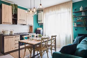 a kitchen and dining room with a table and chairs at “Botanica” near Venice in Spinea