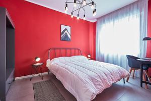 una camera rossa con letto e scrivania di “Botanica” near Venice a Spinea