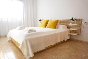 Postel nebo postele na pokoji v ubytování COSTA MARINA - Cabo Roig - Vista a piscina + 37 fotografií