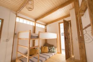 Bunk bed o mga bunk bed sa kuwarto sa Casa Calma Yoga Guesthouse