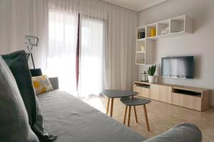 TV a/nebo společenská místnost v ubytování COSTA MARINA - Cabo Roig - Vista a piscina