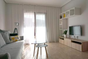 TV a/nebo společenská místnost v ubytování COSTA MARINA - Cabo Roig - Vista a piscina
