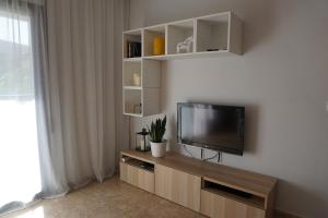 TV a/nebo společenská místnost v ubytování COSTA MARINA - Cabo Roig - Vista a piscina