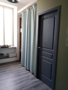 - une porte noire dans une pièce aux murs verts dans l'établissement Gite BR Al Buga, au Bugue