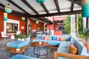 Ruang duduk di Los Sueños Marriott Ocean & Golf Resort