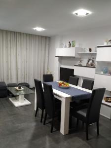 une salle à manger avec une table et des chaises noires dans l'établissement Blanco y López, à Cee