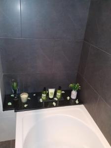 baño con bañera con encimera negra en Blanco y López, en Cee