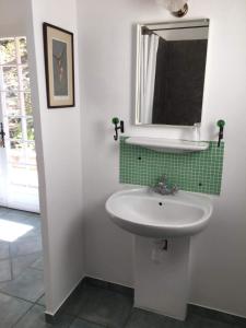 La salle de bains est pourvue d'un lavabo et d'un miroir. dans l'établissement La Bergerie Pradel, à Le Beaucet