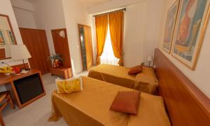Llit o llits en una habitació de Hotel Solaria