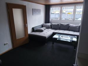 uma sala de estar com um sofá e uma mesa em MTD_Apartment em Weißenthurm