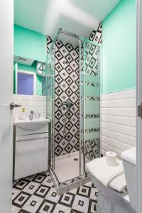 een badkamer met een douche, een toilet en een wastafel bij Duplex BLU VEGUETA in Las Palmas de Gran Canaria