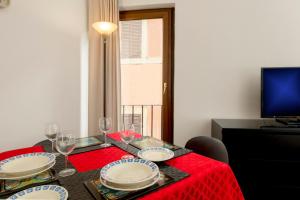 een eettafel met borden en wijnglazen bij Saint Caterina House - Campo de' Fiori in Rome