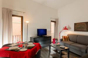een woonkamer met een bank en een rode tafel bij Saint Caterina House - Campo de' Fiori in Rome
