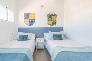 twee bedden in een kamer met blauw en wit bij Duplex BLU VEGUETA in Las Palmas de Gran Canaria
