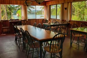 
A restaurant or other place to eat at Ruth Lake Lodge Resort
