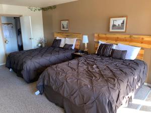 two beds in a hotel room with two bedsskirts at The Trailhead in South Lake Tahoe