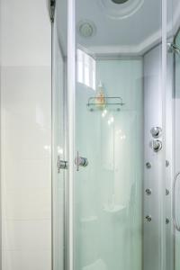 eine Dusche mit Glastür im Bad in der Unterkunft Cozy Apartment Alegria Balcony in Porto