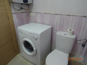 uma casa de banho com uma máquina de lavar roupa e um WC em Estudio Plazamar em Torre del Mar