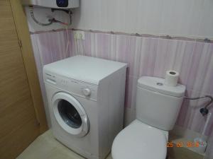 a bathroom with a washing machine and a toilet at Estudio Plazamar in Torre del Mar