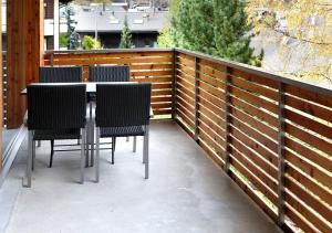 un patio avec des chaises et une table sur une clôture dans l'établissement Apartment Superior Parrot, à Zermatt