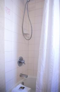 Ein Badezimmer in der Unterkunft Waikiki Resort Hotel