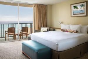 ein Hotelzimmer mit großem Bett und Balkon in der Unterkunft Waikiki Resort Hotel in Honolulu + 37 Fotos