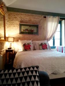 Postel nebo postele na pokoji v ubytování The Good Studio Vezelay