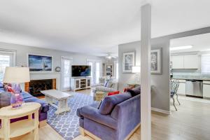 ein Wohnzimmer mit einem blauen Sofa und einem Tisch in der Unterkunft Evian 230 in Hilton Head Island