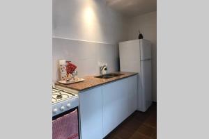 een keuken met een fornuis en een koelkast bij Villa Elisa, La Plata, Apart in Villa Elisa