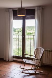una sedia seduta davanti a una finestra con vista di Apartamento La Sabina a Mora de Rubielos
