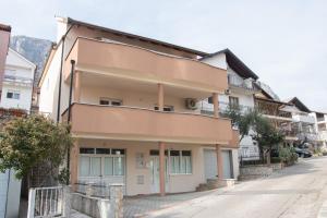 una casa en medio de una calle en Apartman Miletic, en Mostar
